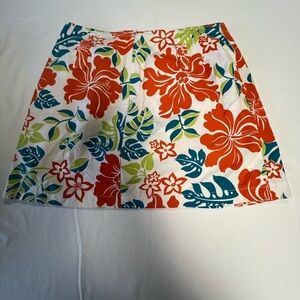 HERMAN GEIST FLORAL WOMAN’S SKORT. 
SIZE  4.  MULTICOLORS ON WHITE BACKGROUND